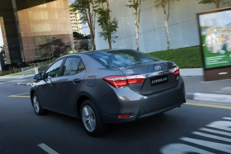 O Corolla XEi 2017 recebeu um facelift com faróis mais finos, grade redesenhada e melhorias no painel. O motor 2.0 de 153 cv e CVT garantiram suavidade e eficiência.