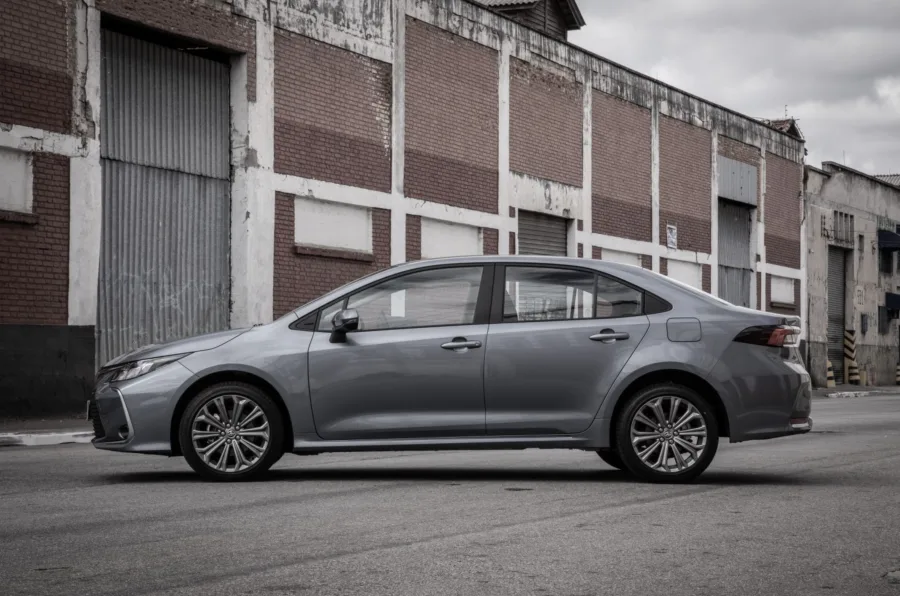 O Corolla XEi 2020 estreou a nova geração E210 com a plataforma TNGA, motor 2.0 Dynamic Force de 177 cv e câmbio CVT de 10 marchas, oferecendo mais tecnologia e conforto.