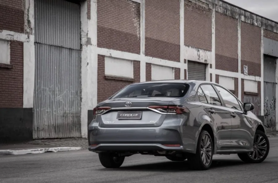 O Corolla XEi 2022 trouxe melhorias na conectividade com Android Auto e Apple CarPlay sem fio, mantendo o motor 2.0 Dynamic Force de 177 cv e câmbio CVT de 10 marchas.