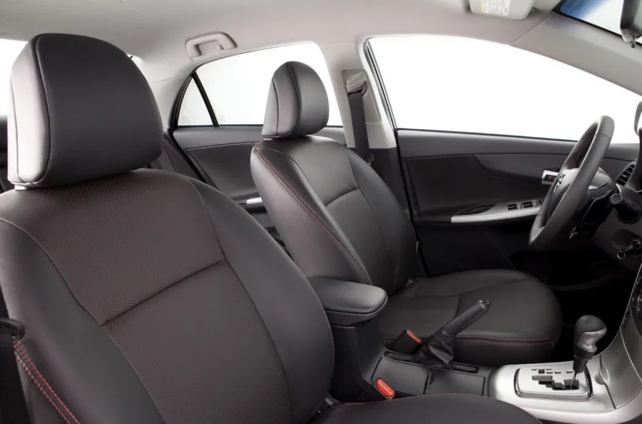 Interior confortável para 5 ocupantes, bancos de couro, ajuste elétrico e ar-condicionado automático. Oferece bom nível de segurança com airbags e freios ABS de série.