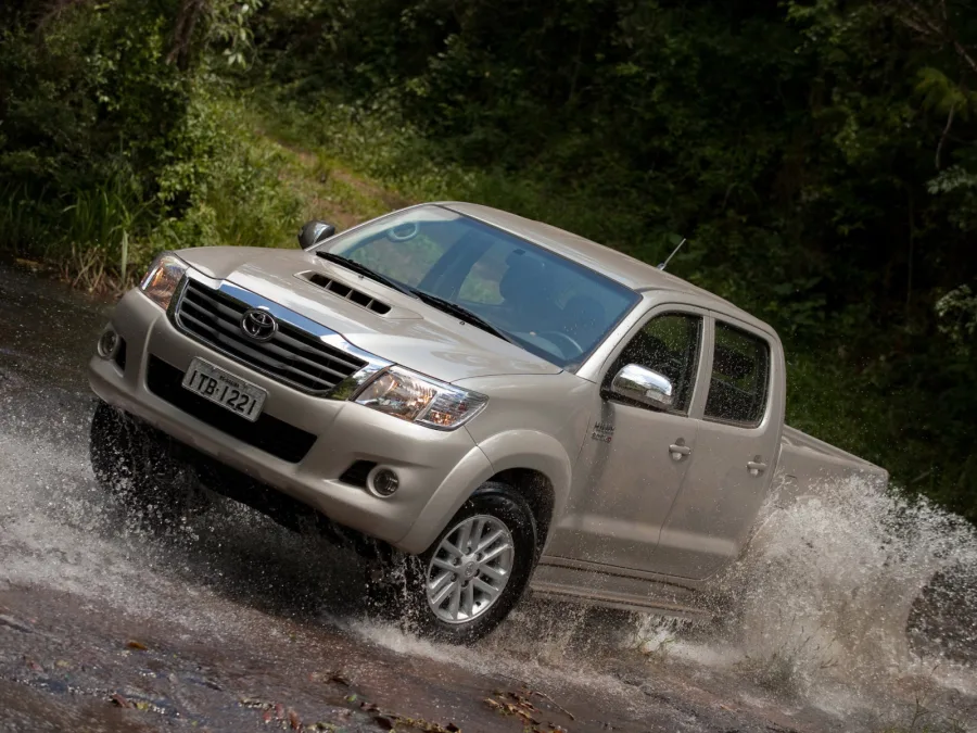 A Toyota Hilux SRV 3.0 Turbo 4x4 CD 2015 usada tem motor diesel de 171 cv e 36,7 kgfm de torque, ideal para quem busca força e durabilidade. O consumo médio é de 9 km/l na cidade e 11 km/l na estrada.