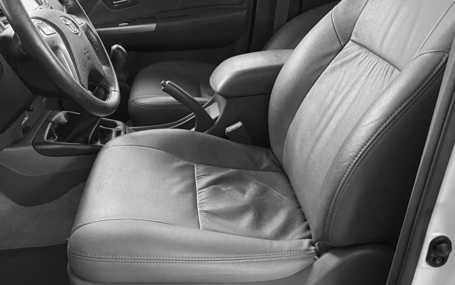 O interior acomoda cinco ocupantes, com bancos em couro e ajustes elétricos. Possui ar-condicionado automático e direção hidráulica. Airbags e ABS garantem proteção.