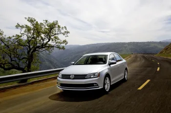 Guia de Usados: Ficha técnica do Volkswagen Jetta Highline 2.0 TSI 2015; confira preço, fotos, consumo e desempenho do sedan esportivo