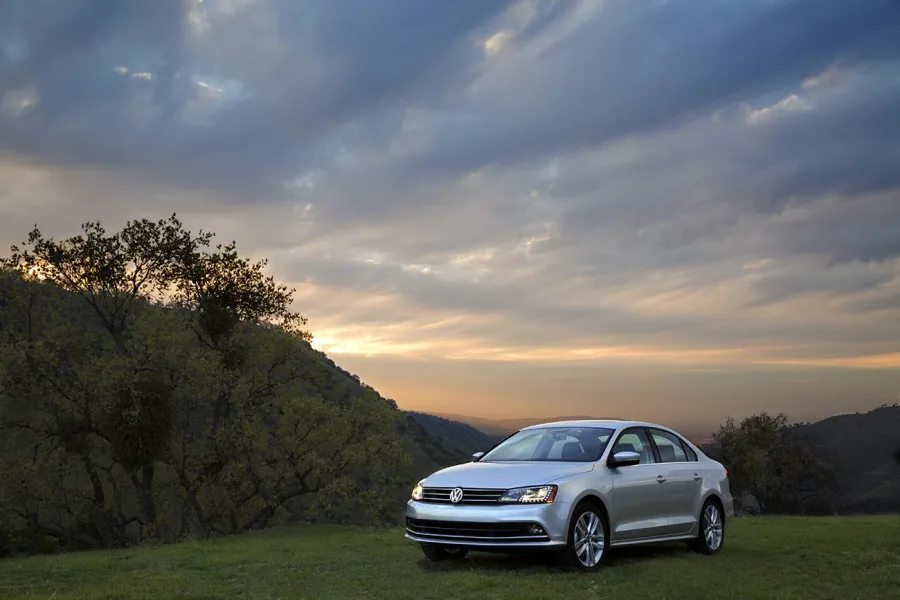 O Jetta Highline 2.0 TSI 2015 tem consumo elevado na cidade, manutenção cara, câmbio DSG sensível se mal cuidado e suspensão que pode desgastar rápido em vias irregulares.