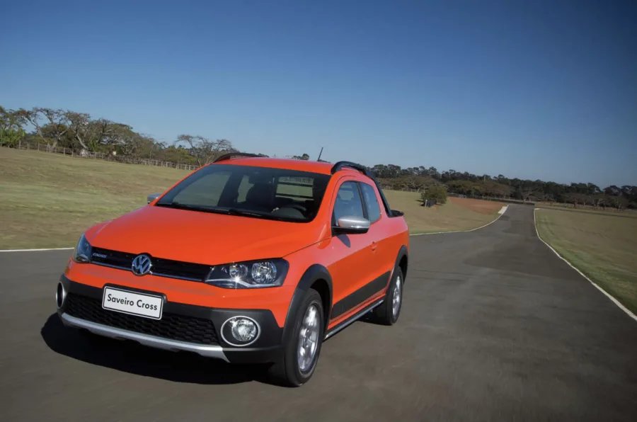 A Volkswagen Saveiro Cross 2015 usada é uma picape compacta versátil, com motor 1.6 16V MSI de 120 cv. Oferece bom desempenho, dirigibilidade equilibrada e consumo razoável na cidade e estrada.