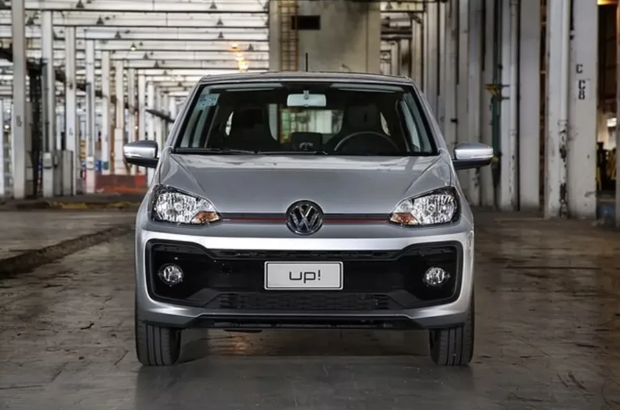 Volkswagen Up!: Motor 1.0 de três cilindros, disponível nas versões aspirada e turbo. Baixo consumo e manutenção acessível fazem dele uma opção eficiente. Preço aproximado: R$ 26 mil a R$ 50 mil.