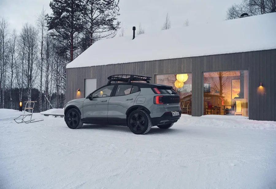 Entre terrenos acidentados e desafios fora do asfalto, o Volvo EX30 Cross Country chega com visual exclusivo, suspensão elevada e detalhes inspirados em paisagens da Suécia.