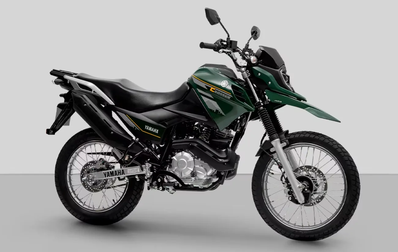 A Yamaha apresenta a Crosser Z ABS 2024, modelo projetado para uso misto, com motor flex, freio ABS e estrutura adaptada a diferentes tipos de terreno. O design reforça sua proposta versátil.