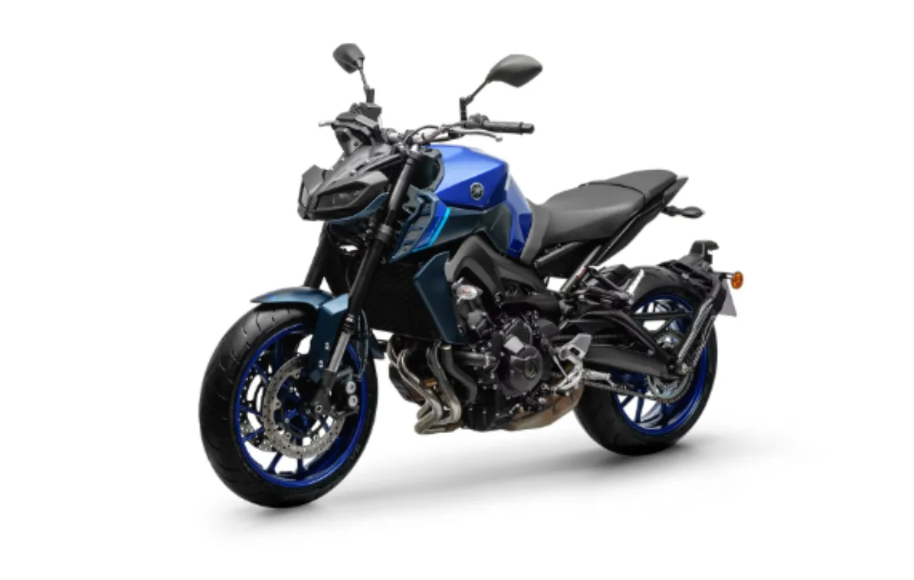 A Yamaha MT-09 ABS 2025 mantém a proposta de moto voltada para desempenho e controle. O motor de três cilindros de 847 cc entrega 115 cv, aliado a um câmbio de seis marchas com embreagem assistida.