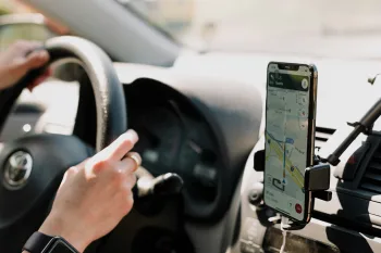 O guia definitivo para você baixar o Google Maps no seu celular, traçar rotas e usar o GPS grátis com atualizações em tempo real