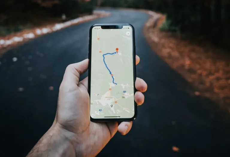 O guia definitivo para você baixar o Google Maps no seu celular, traçar rotas e usar o GPS grátis com atualizações em tempo real