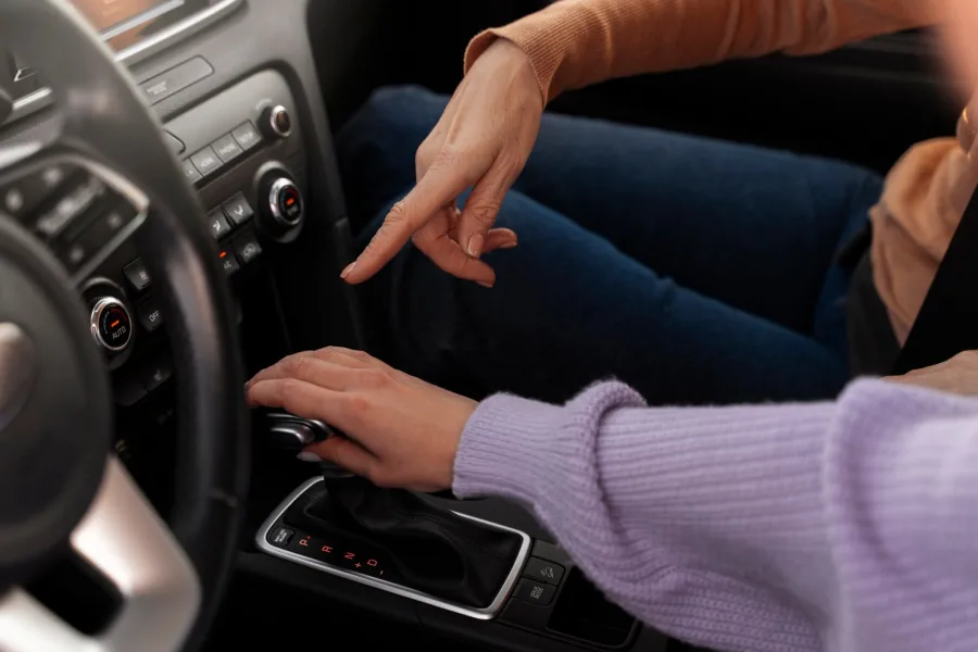 Ao comprar um carro automático usado, verifique se o câmbio está funcionando corretamente. Teste as marchas e fique atento a ruídos ou engates duros durante a direção.