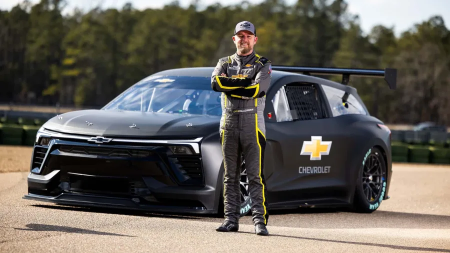 O piloto Justin Allgaier testou o Blazer EV.R e destacou a mudança na pilotagem. Sem o ruído do motor, a percepção da velocidade precisa ser ajustada para garantir a precisão nas curvas.