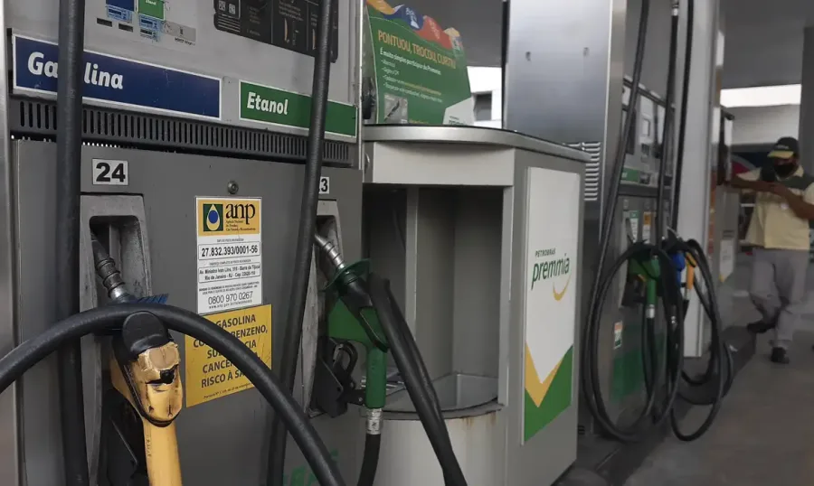 O aumento do ICMS sobre combustíveis elevou o preço da gasolina e do diesel em todo o Brasil, fazendo com que o etanol se tornasse mais vantajoso em algumas regiões - Foto: Fernando Frazão/Agência Brasil