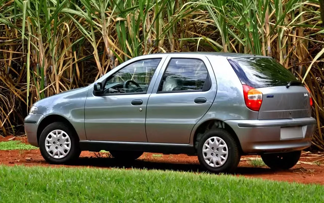 O Fiat Palio Fire 1.0 2006 é compacto e econômico, ideal para trajetos urbanos. Seu motor 1.0 flex entrega até 66 cv, suficiente para o dia a dia. Consumo de 7,5 km/l (álcool) e 9,8 km/l (gasolina).