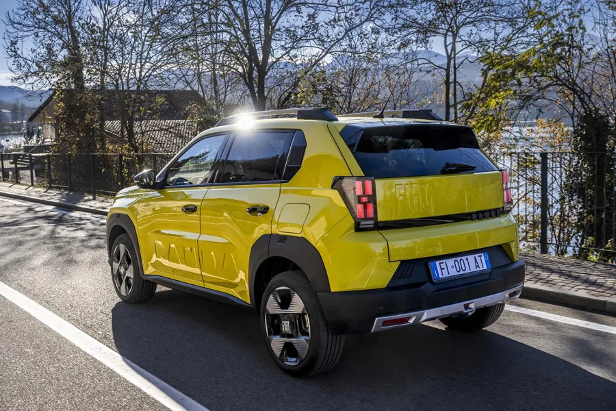 A Fiat prepara um novo hatch compacto para o Brasil, sem o nome Grande Panda. O modelo terá design exclusivo, substituirá Mobi e Argo e começará a ser produzido em 2026 na fábrica de Betim.