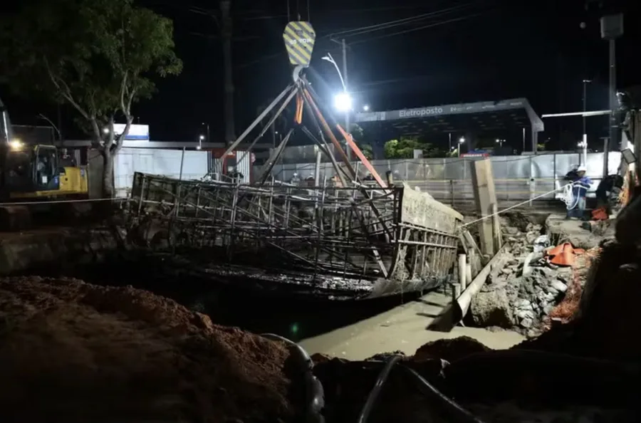 Uma embarcação do século XIX foi encontrada durante obras na avenida Visconde de Souza Franco, em Belém. A retirada faz parte das preparações para a COP 30, que ocorrerá em novembro deste ano - Foto: Leonardo Macêdo/Ascom Seop