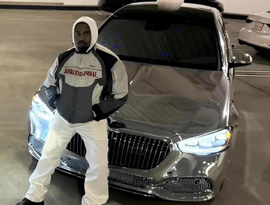 Kanye West possui um Mercedes-Maybach cromado, conhecido pelo acabamento prateado espelhado. O carro de luxo da Mercedes-Benz é símbolo de exclusividade e estilo sofisticado - Reprodução / Instagram