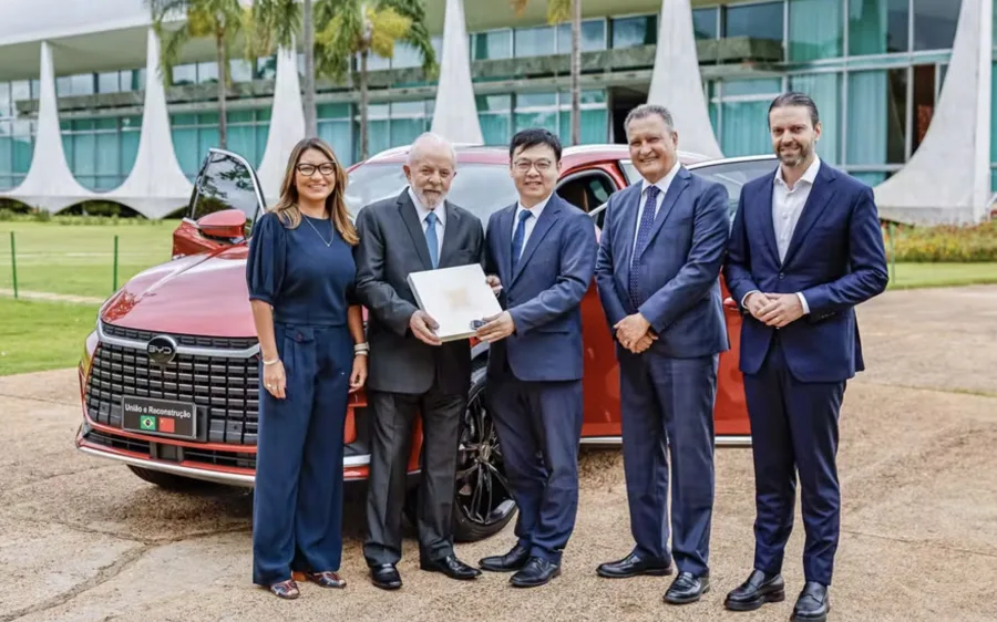 BYD renova o contrato de comodato com o governo, permitindo que Lula continue utilizando veículos elétricos. Além disso, STJ, TCU e Câmara recebem novos modelos da montadora chinesa - Foto: Ricardo Stuckert/Presidência da República