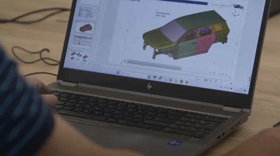 A plataforma STLA Medium, usada no Peugeot 3008, será a base do novo Compass. Essa escolha permitirá configurações híbridas e elétricas, alinhadas às estratégias globais da Stellantis.