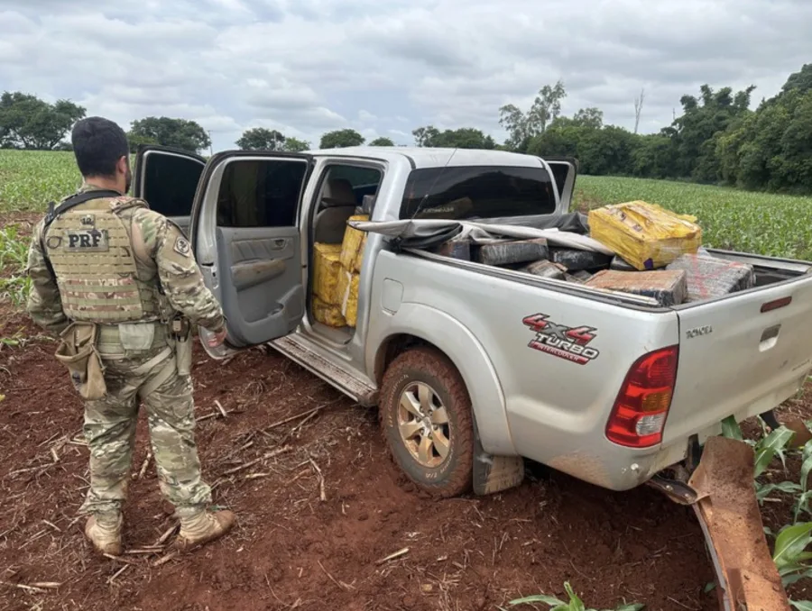 A Polícia Rodoviária Federal (PRF) realizou uma operação de grande escala nas fronteiras do Brasil com Paraguai, Argentina e Bolívia, focada no combate ao tráfico de drogas, armas e contrabando. A ação envolveu diversas unidades especializadas e resultou na apreensão de entorpecentes, cigarros e veículos roubados.