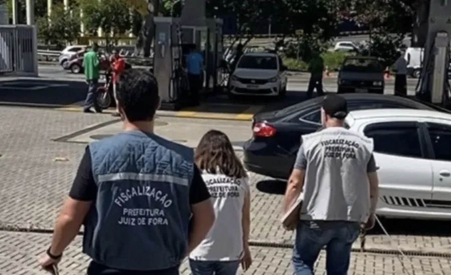 Ação conjunta da Prefeitura e da Polícia Militar identificou pendências documentais em 27 postos de combustíveis de Juiz de Fora. Os proprietários têm sete dias para apresentar alvarás, licenças e certificados exigidos para funcionamento. Caso não cumpram as exigências, podem sofrer sanções - Foto: Divulgação/Prefeitura de Juiz de Fora