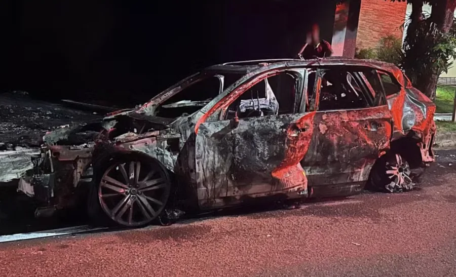 Um carro híbrido pegou fogo enquanto carregava sua bateria na garagem de uma residência em Presidente Prudente. O incidente ocorreu em um condomínio de luxo na noite de quarta-feira.