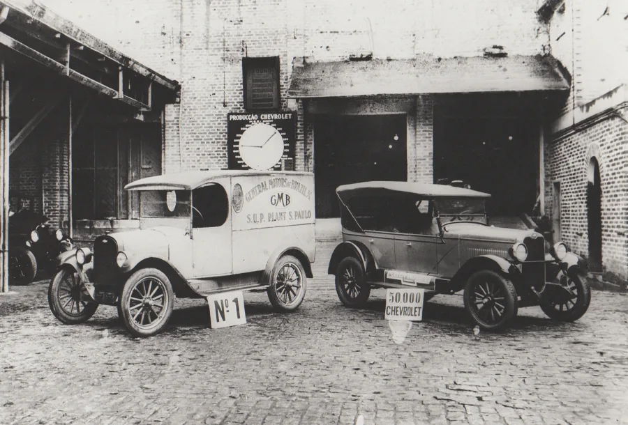 A Chevrolet completa 100 anos no Brasil, destacando sua importância na mobilidade e na indústria automotiva nacional. Com quase 20 milhões de veículos produzidos, a marca marcou gerações.