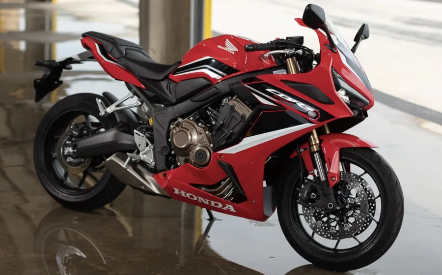 A Honda CBR 650R 2024 chega ao Brasil com embreagem eletrônica E-Clutch, painel TFT colorido e suspensão Showa, mantendo o motor de quatro cilindros com 88,4 cv de potência.