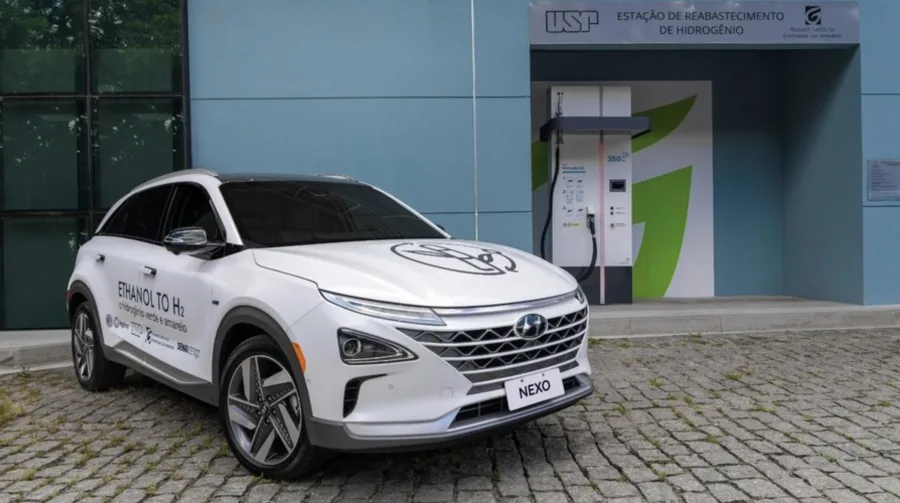 No campus da USP, um Hyundai NEXO é abastecido com hidrogênio extraído do etanol. O teste avalia a viabilidade desse combustível renovável para veículos de passeio no Brasil.