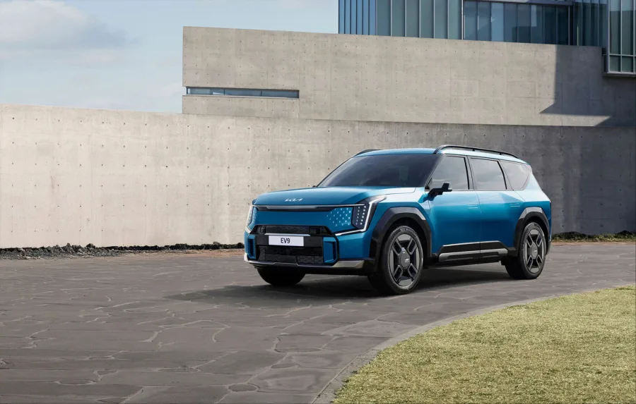 O Kia EV9 estreia no Brasil como o primeiro SUV elétrico de 7 lugares da marca, trazendo inovação e tecnologia avançada para o mercado nacional, focando em mobilidade sustentável e conforto familiar.