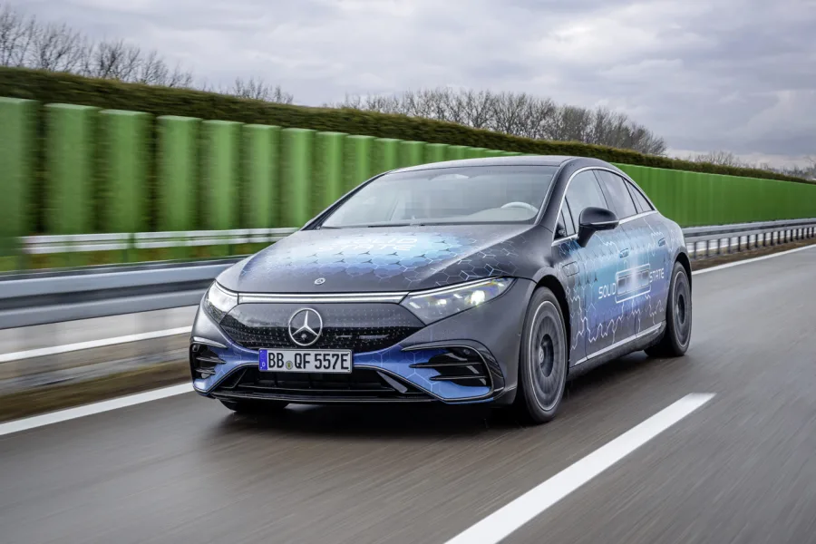 A Mercedes-Benz inicia testes de rodagem com uma bateria de estado sólido em um EQS modificado. A tecnologia foi desenvolvida com a Factorial Energy e promete mais eficiência e autonomia.