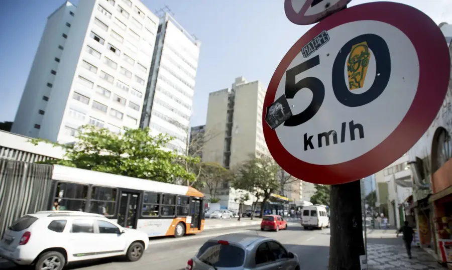 Motoristas podem ser surpreendidos com multas registradas após a compra de um veículo. Um projeto de lei em tramitação busca impedir essa cobrança, garantindo mais segurança jurídica - Foto: Marcelo Camargo/Agência Brasil