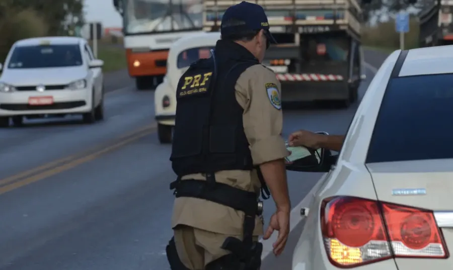 A Polícia Rodoviária Federal inicia a Operação Carnaval 2025 para intensificar a fiscalização nas rodovias, focando em excesso de velocidade, ultrapassagens proibidas e embriaguez ao volante - Foto: Marcello Casal jr/Agência Brasil