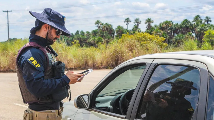 Um motorista recebe uma multa, mas o impacto no bolso varia. Para alguns, é um prejuízo significativo, para outros, um valor insignificante. O novo projeto de lei propõe uma mudança nesse cenário - Foto: Gov.BR/Divulgação