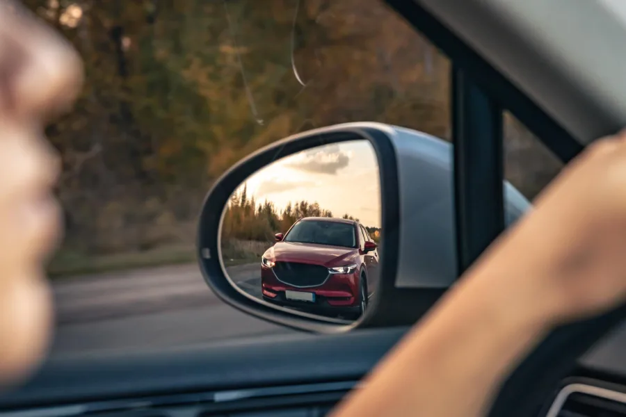 Na rodovia, a faixa da esquerda deve ser liberada para ultrapassagens, mesmo que o motorista esteja na velocidade máxima permitida, de acordo com as normas do Código de Trânsito Brasileiro.