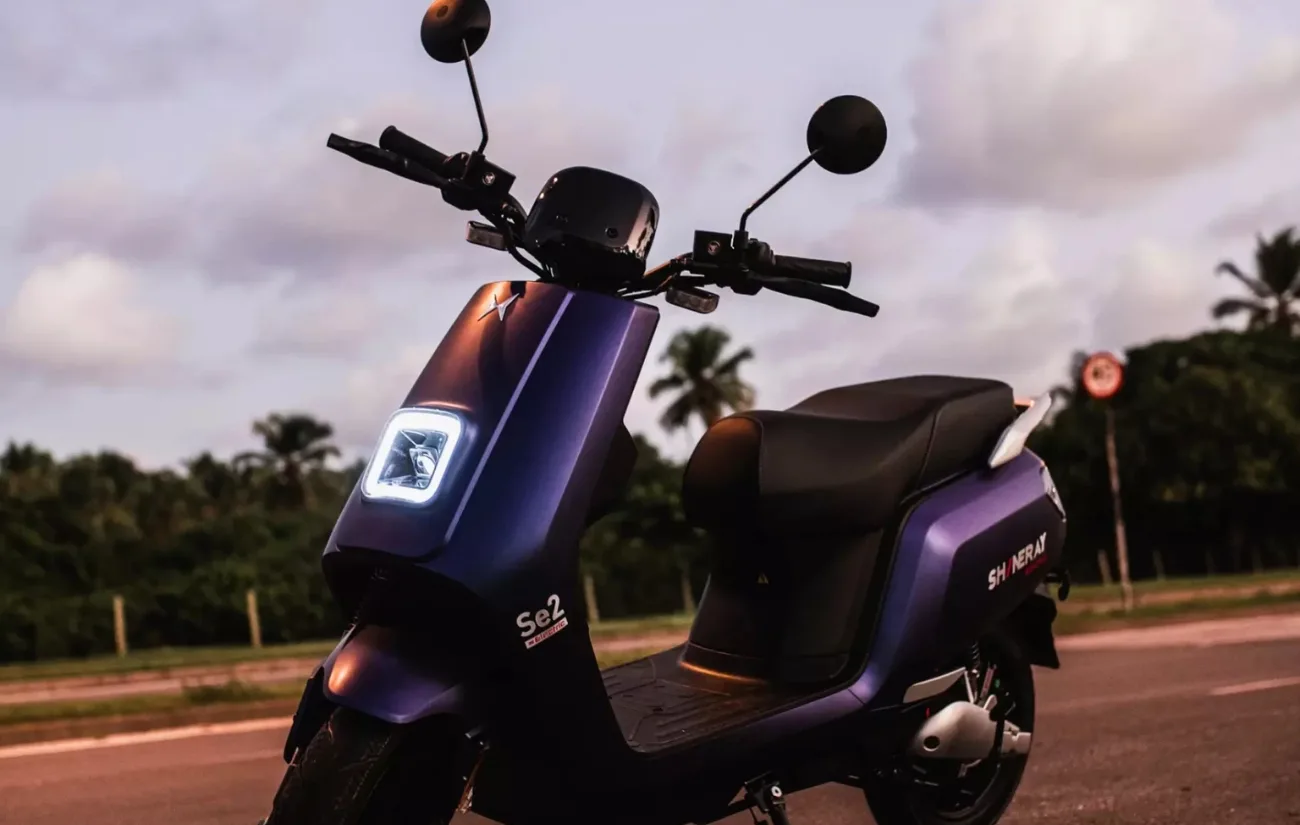 A Shineray SE2 é uma motocicleta elétrica desenvolvida para mobilidade urbana. Com motor de 2.300W, atinge até 59 km/h e conta com bateria removível de lítio, oferecendo autonomia de até 60 km.

