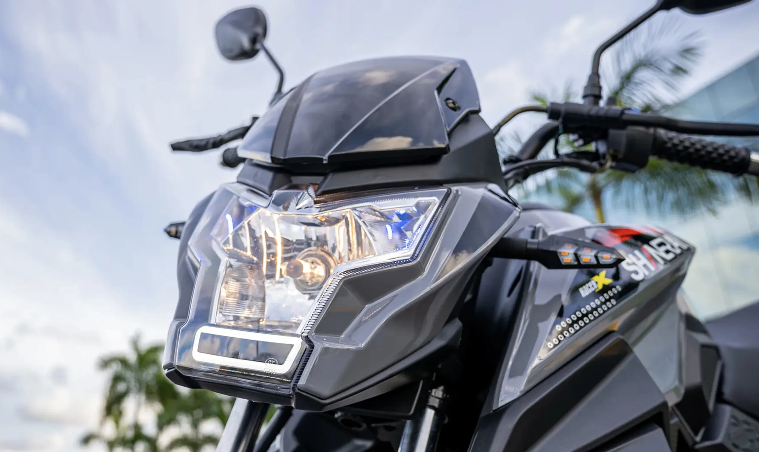 A motocicleta tem painel totalmente digital, fornecendo informações como velocidade, nível de combustível e indicador de marchas. O sistema de iluminação combina farol halógeno e lanternas LED.