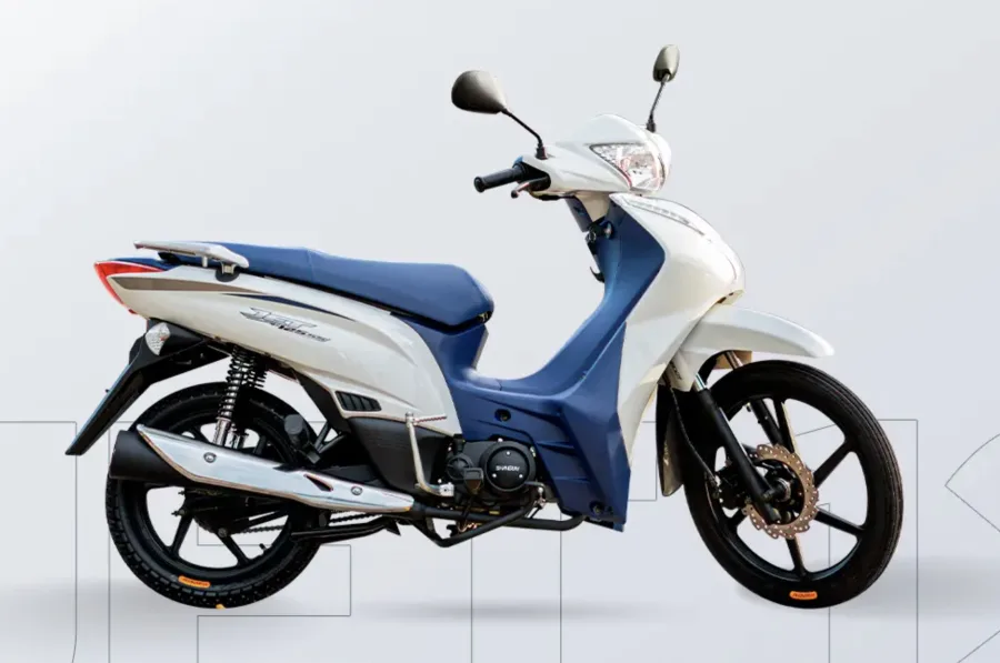 A Shineray Jet 125SS chega ao mercado com motor monocilíndrico de 123,67 cc, câmbio de quatro marchas e torque de 8,0N.M a 6.000 RPM, projetada para deslocamentos urbanos e trajetos curtos.