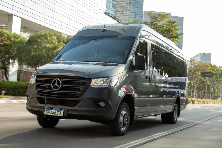 A Mercedes-Benz Sprinter conquistou o Prêmio Lótus Campeão de Vendas pela nona vez consecutiva na categoria Minibus, com 3.487 unidades emplacadas no Brasil em 2024.