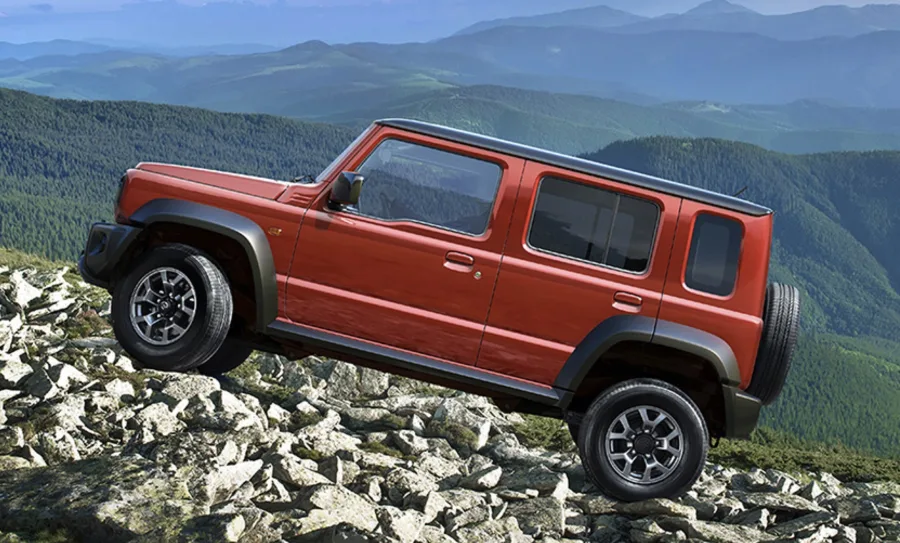 Com o entre-eixos alongado em 34 cm e duas portas traseiras, o Jimny Nomade oferece mais espaço interno, mantendo o motor 1.5 aspirado de 105 cv e tração 4x4 como destaque.