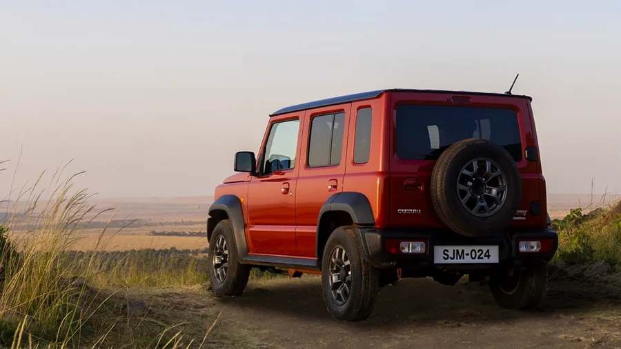 A fila de espera para o Jimny Nomade no Japão já ultrapassa três anos e meio, com entregas previstas para começar a partir de 3 de abril, segundo comunicado oficial da Suzuki.