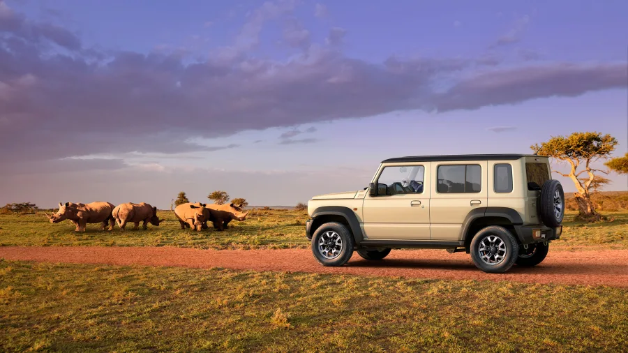 O design do Jimny Nomade inclui grade com cinco frisos metálicos e novas cores, como Sizzling Red Metallic e Celestial Blue Pearl, mantendo o visual robusto do modelo original.