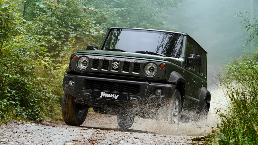 A produção do Jimny Nomade ocorre na Índia, mas a alta demanda no Japão, com 50.000 pedidos em quatro dias, superou a capacidade da fábrica, levando à suspensão das vendas.