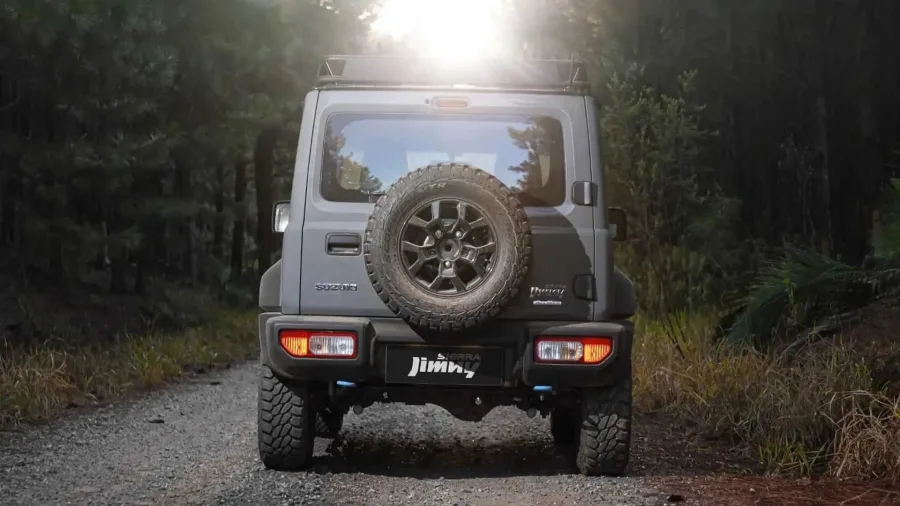 Na hora de escolher um Jimny Sierra 4Sport usado, é essencial verificar desgastes na suspensão e transmissão. Testar a tração 4x4 e a reduzida garante que o sistema esteja funcionando bem.