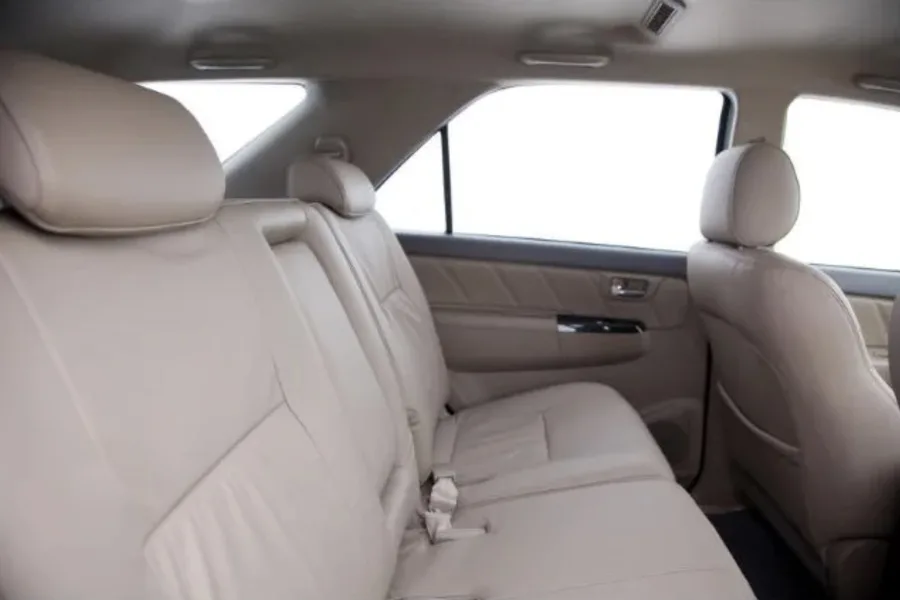 Interior refinado com bancos em couro, ar digital, espaço para 7 ocupantes e ajuste elétrico. Segurança reforçada com airbags, ABS e controle de estabilidade.