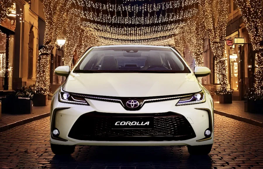 O Toyota Corolla híbrido lidera o ranking com consumo de até 18,5 km/l na cidade e 15,7 km/l na estrada, destacando-se pela eficiência no uso urbano.