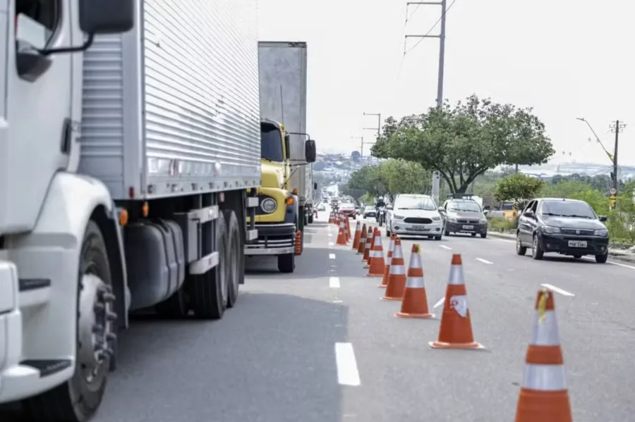 O Brasil ainda depende majoritariamente do transporte rodoviário. Ferrovias e navegação por cabotagem poderiam reduzir os custos logísticos, mas representam uma fatia pequena da matriz de transportes. Com isso, qualquer aumento no diesel tem um efeito significativo no custo de vida da população - Foto: Detran/AM.