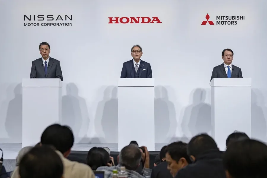 Honda e Nissan encerram negociações de fusão e mantêm parceria para inovação. A decisão visa preservar a autonomia das marcas e garantir adaptação rápida ao mercado automotivo global.