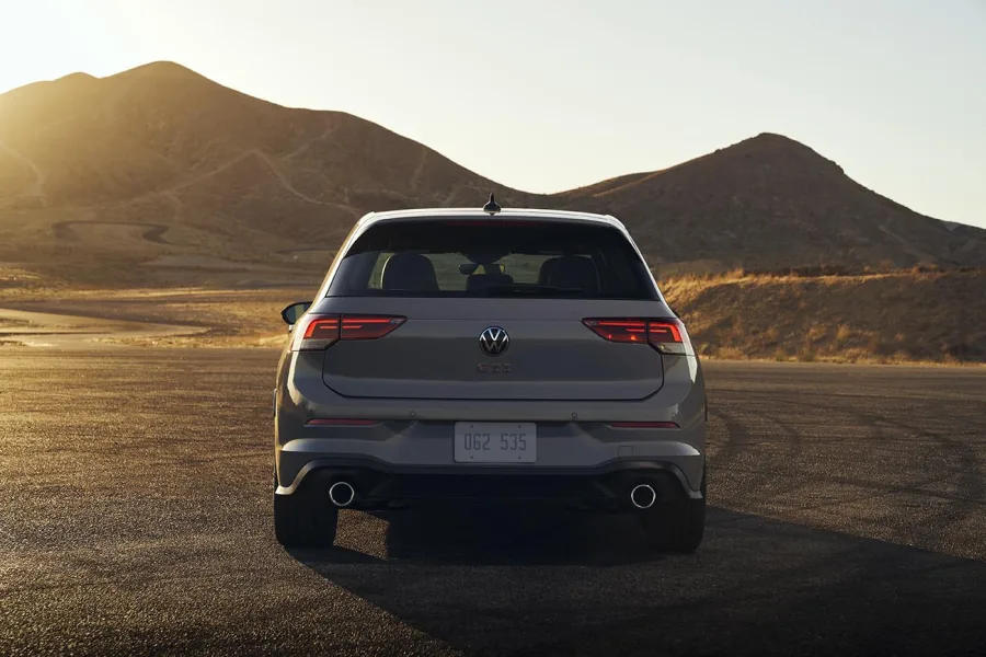 O Golf GTI chega posicionado contra modelos como Honda Civic Type R e Toyota GR Corolla. Apesar da potência inferior, se destaca pelo equilíbrio entre esportividade e dirigibilidade.